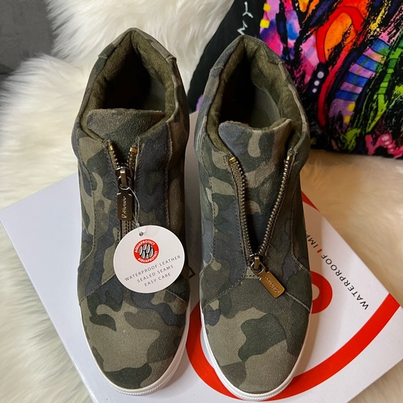 Blondo Glenda Camoflage Suede Waterproof - Picture 6 of 10